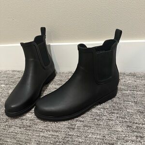 Women’s J.Crew black rubber rain boots - size 7.